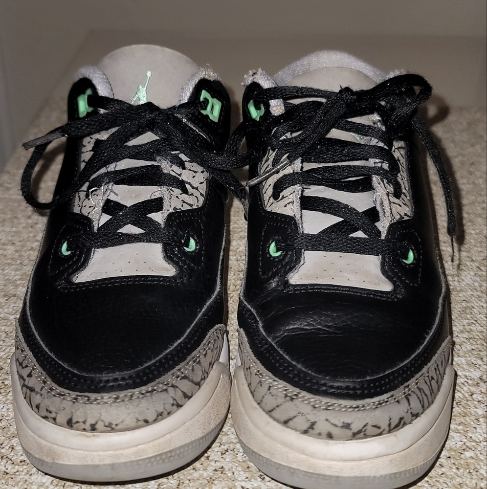 Jordan AJ Retro 3 Boys size 1 Black/Green Glow/Wolf Grey